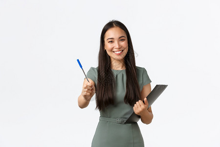 员工要求签署空白或装运表格将笔作为文件的剪贴板站着白色背景微笑美丽的亚洲女商店助理站着白色背景图片