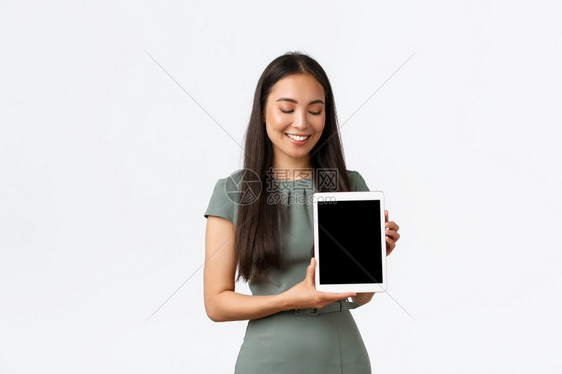 小型商业所有者从家庭概念出发的创业和工作笑像一个女订单产品在线展示数字平板屏幕以喜悦的表达方式建议应用程序白色背景显示数字平板屏图片