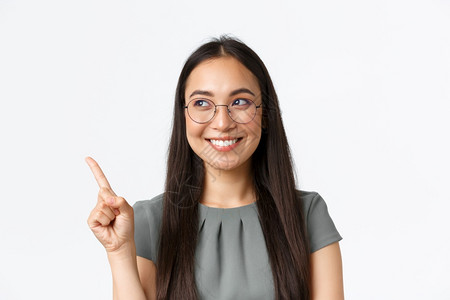 指左上角小商业所有者笑着的女作为亚洲企业家发表演讲作宣布指背景