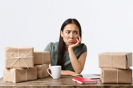 小业主创和电子商务概念悲哀和的没有客户女商人没有客户等待订单看着