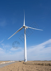 夏季蓝天下法国部分的谷物田和风力涡轮机图片