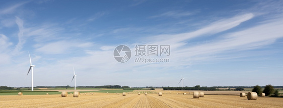 夏季蓝色天空下法国部分的风力涡轮机和图片