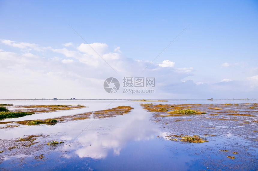 宁静的平湖与蓝天和小平板岛在泰国noghaskohtailnd图片