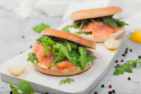 有机健康三明治配有鲑鱼和百吉饼奶油酪野生火箭柠檬和辣椒图片
