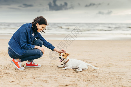 户外拍摄妇女与狗之间的友谊图片