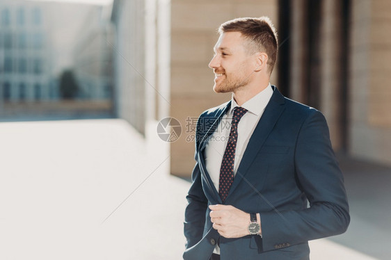 年轻繁荣的男经理穿正式衣服户外走动集中到很远的地方匆赶去与同事举行商业会议图片