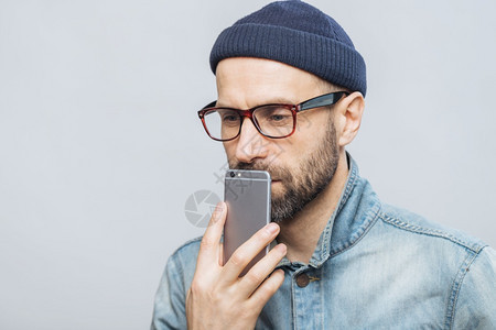 深思熟虑的中年男有小问题拥智能手机近口深思熟虑考未来的计划孤立于白人背景之外情感技术概念图片