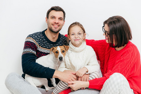 三个家庭成员和狗的幸福家庭拥抱和笑快乐有良好的关系孤立在白色背景上美丽的小孩和她父母宠物图片
