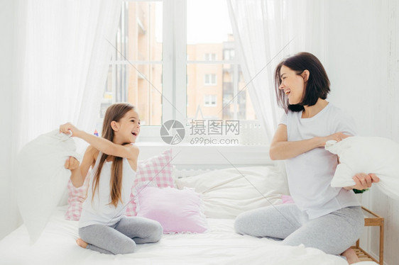 玩的妈和拉一起乐在床上打枕头家闲暇时间睡后精神高涨穿散衣图片