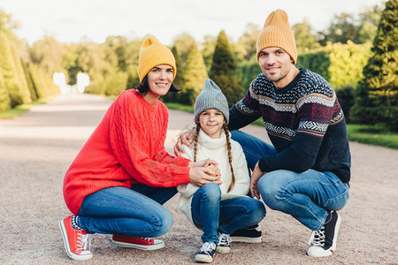 友善的家庭穿着编织衣服一起散步欣赏优美的秋天气图片