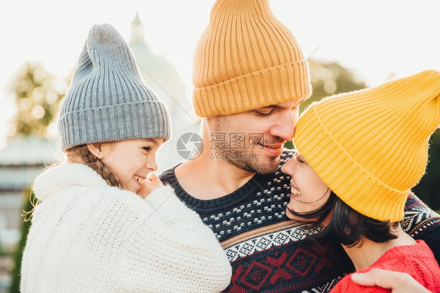 三个家庭成员彼此亲近凝视着充满爱和幸福的双眼享受在一起的快乐时光拥抱彼此家庭幸福放松的概念图片