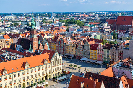 夏季日在Poland的wrocla市场广的空中观察图片