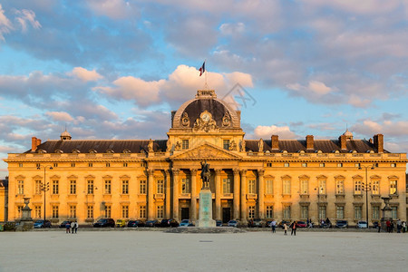 在美丽的日落中位于巴黎的军校图片