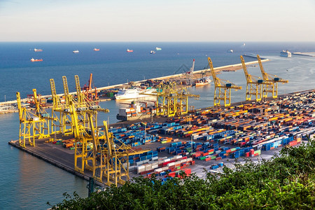 巴塞罗纳港是西班牙巴塞罗纳欧洲最繁忙的集装箱港口之一图片