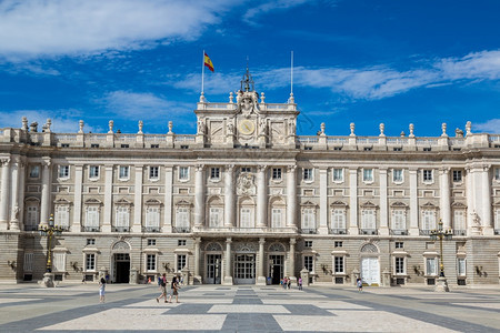 皇宫在美丽的夏日疯狂皇宫中西班牙人图片