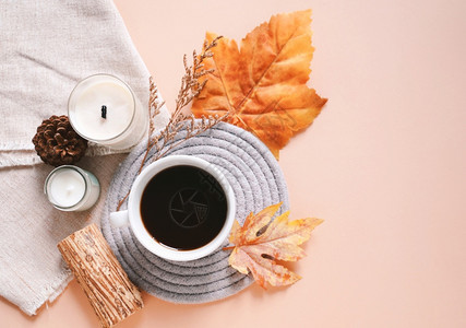 秋假日的平板公寓蜡烛山树叶热咖啡和装饰的温馨顶级观赏生活方式图片