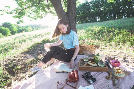 夏天女孩在森林的草地野餐图片