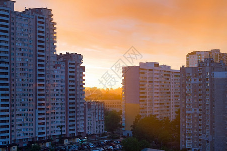 日落时雨中kyiv典型居住区的天线ukraine图片