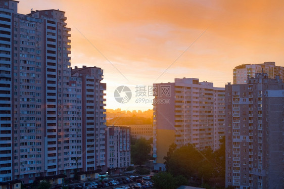 日落时雨中kyiv典型居住区的天线ukraine图片