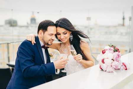 相爱的夫妻拿着香槟庆祝婚礼图片