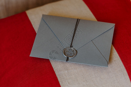 这个信封是给你的婚礼邀请卡在红白背景上装饰邀请信的概念图片
