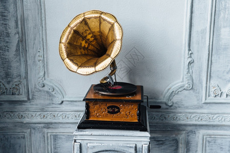 古老的唱片播放器与古老的木墙对立古老的董手用复板制作令人愉快的声音或乐立体系统革命和健全的技术概念图片