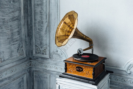 音乐设备旧的留声机车牌或纸盘木盒古董黄铜唱片播放器喇叭反向娱乐概念背景图片