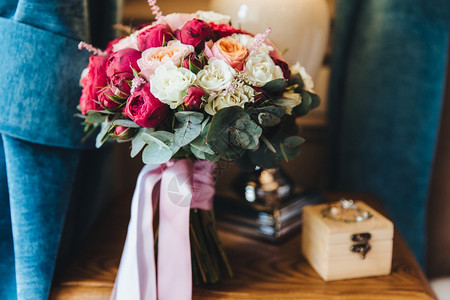 白色红和橙玫瑰放在卧室的木制桌子上室内花朵多彩订婚和礼概念图片