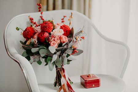 婚礼花束室内订婚戒指和扶手椅上的玫瑰花束婚礼和姻概念横向观点花卉节庆特别活动背景