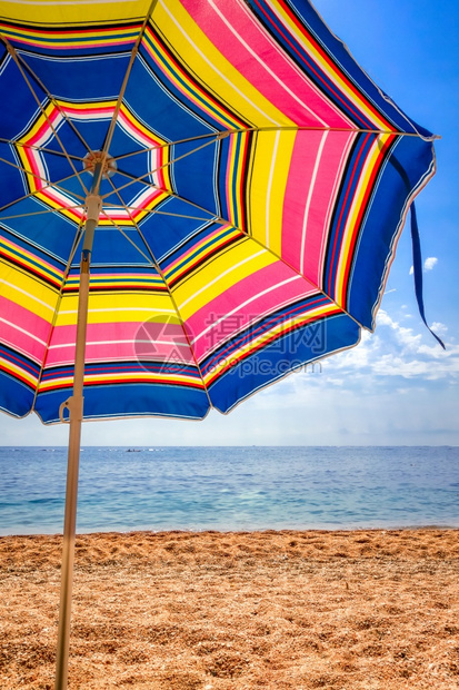 热带海滩上多彩的雨伞特观图片