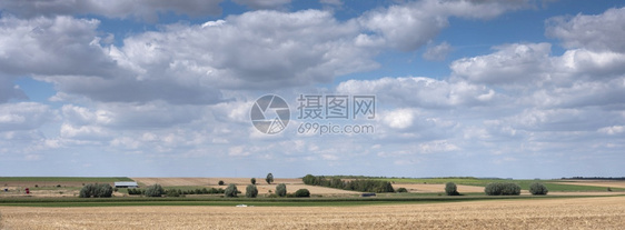 亚美人附近弗朗特以北的夏季风景和蓝色天空图片