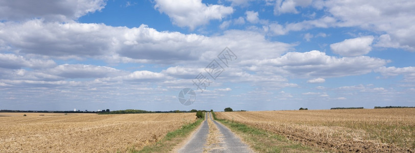 亚米恩斯附近弗朗特以北的田和乡村公路图片
