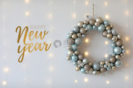 新的年圣诞球花圈在白墙和灯光背景上新的一年新的一年卡节日背景新的年登记白墙和灯光背景上的圣诞球花圈新的一年卡节日背景图片