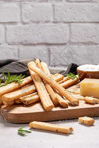 传统意大利面包棒加迷迭香干酪奶橄榄油大蒜和灰色背景的盐图片