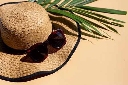 戴着太阳镜的暑假帽子黄色背景享受节日概念图片