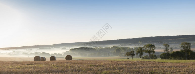 清晨亮光照耀加莱和布洛涅附近法国规范地和农庄的村以自然和马氏角opale图片