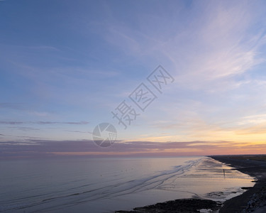日出在法国诺兰迪的海洋沙滩日出靠近Merslbain图片