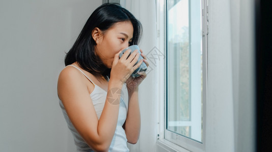 年轻女孩早上喝咖啡图片