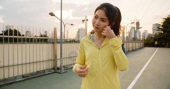清晨在人行道桥上穿运动服的韩国少女图片