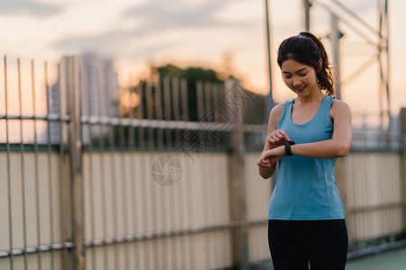 下班后的年轻少女穿着运动服在街道上慢跑图片