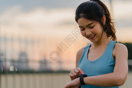 城市的智能观察显示心率监测器青少年女运动员在早上紧张的锻炼训练心血管运动后图片