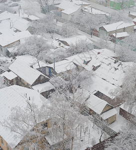 寒冬日下雪基夫乌克林的住宅区和私人建筑图片