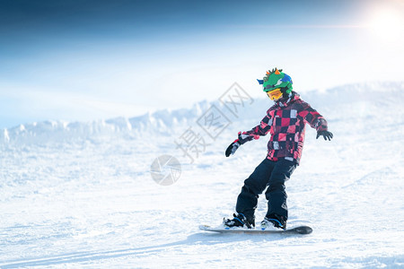 在山顶上滑雪的男孩图片