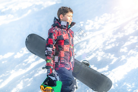 男孩与滑雪板滑图片