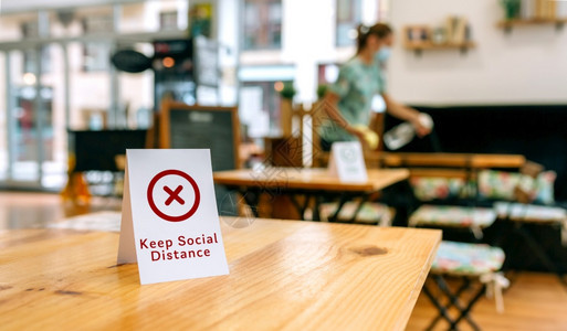 咖啡厅的桌子上有请勿使用的标志以保持社交距离咖啡厅桌子上有禁止使用标志图片