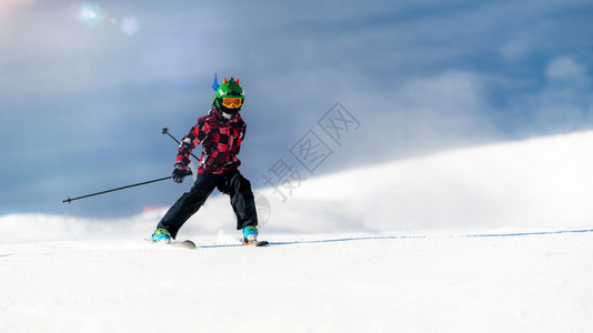 在山上滑雪的男孩图片