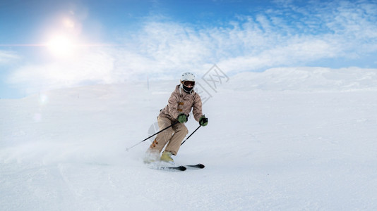 女滑雪者快速从斜坡下来图片