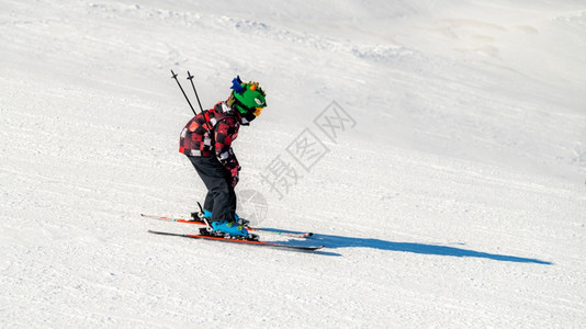 男孩在山上滑雪图片