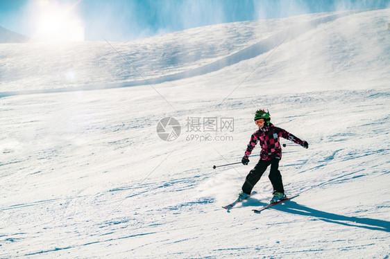 在山上滑雪的可爱男孩图片