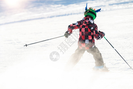 男孩在山上滑雪图片